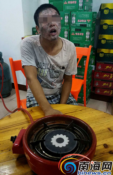 小白回到事發(fā)現(xiàn)場(chǎng)，向記者講述事發(fā)經(jīng)過。