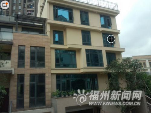在原来的别墅旁，再建一栋更高更大的别墅。