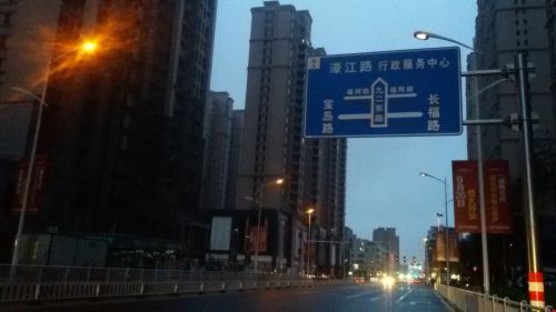 贯穿长福小区的九二东路,夜色下已有不少车流