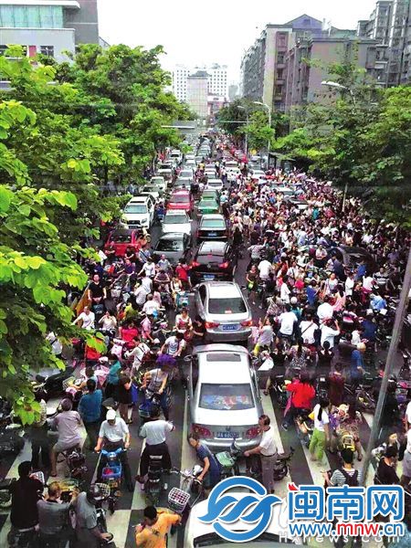 昨日早上，钱塘小学门前路段拥堵（网友供图）