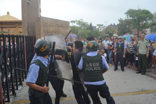 开学第一课：校园反恐防暴安全演练