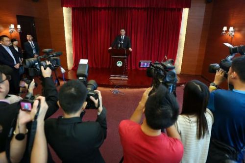 9月2日，澳门特区行政长官崔世安在澳门国际机场接受记者采访。