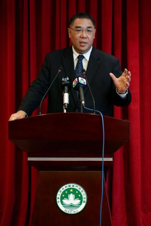 当日，应中央人民政府邀请，由澳门特区行政长官崔世安率领的百人代表团启程前往北京，出席中国人民抗日战争暨世界反法西斯战争胜利70周年纪念活动。新华社记者张金加摄