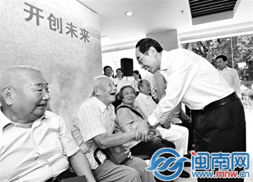 日前,省委书记尤权在福州看望慰问我省抗战老战士、老同志代表,并向他们颁发“中国人民抗日战争胜利70周年纪念章”福建日报记者 张永定摄