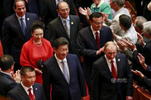 抗战纪念活动彭丽媛一天三换造型 尽显端庄