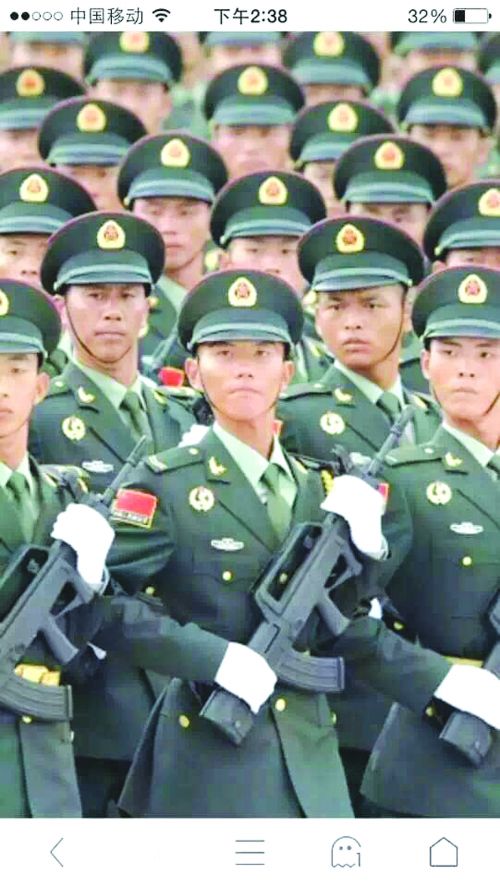 阅兵式上的 陈金庸（一排正中间）