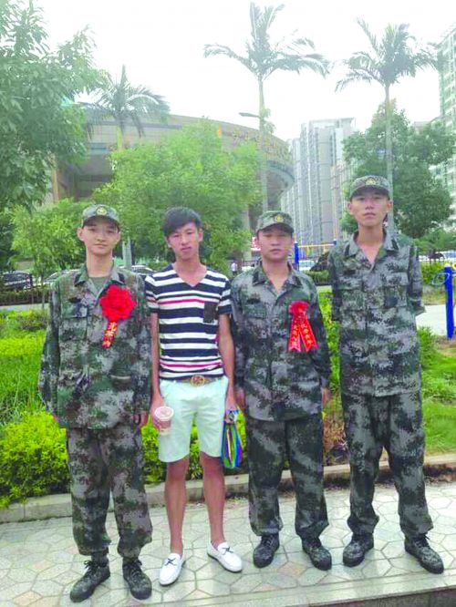 应征入伍时陈金庸（右）与同入伍的战友合影