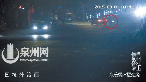外籍男子田某驾驶的无牌助力车与小车发生碰撞 （视频截图）