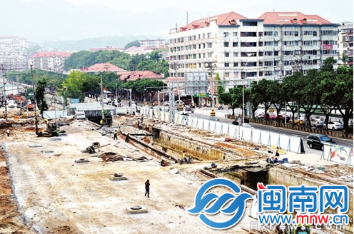 9月5日开始，铜盘路白龙路口，靠内河一侧的树被移走。