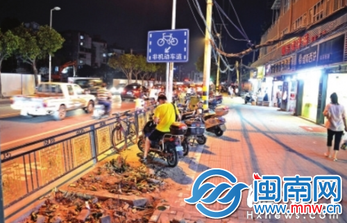 铜盘路军榕路口，永辉超市一侧的树此次也被移走