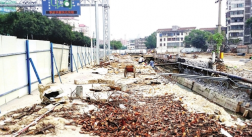 铜盘路白龙路口靠内河一侧近百米路段，残留空树池