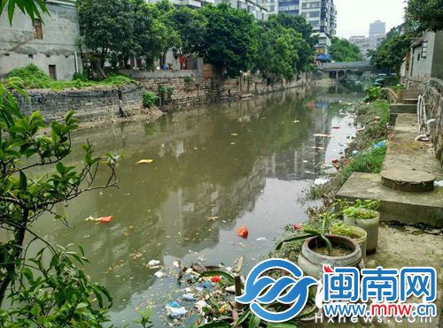 下洞江西关桥段漂着许多垃圾
