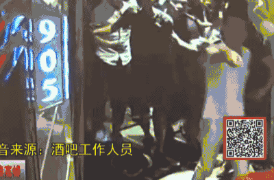 ktv服务员不慎撞倒客人小孩 下跪后遭20多人群殴(现场