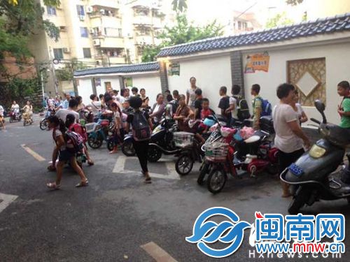 昨日下午4时许，仓山小学门口车来车往，一些家长和孩子穿行窄路