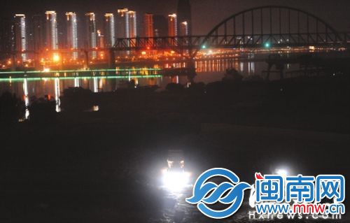 7日夜里10点半，渣土车开进闽江堤岸外倒卸渣土