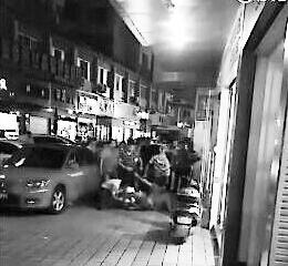 4人殴打男子（视频截图）