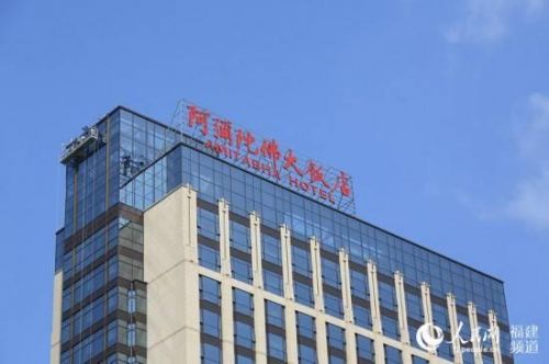 楼顶上七个红色大字十分显眼