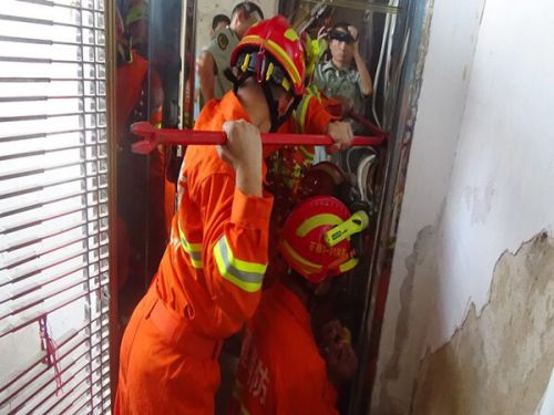 母女反锁屋内消防紧急解救