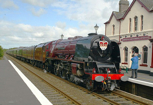 英主持人遇58个字母欧州最长地名 舌头险打结