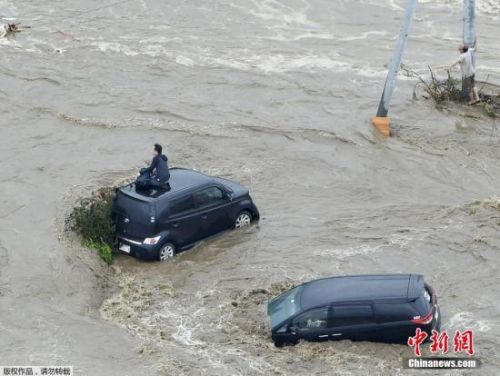 暴雨洪水袭日本4死29伤 安倍灾区视察(图)