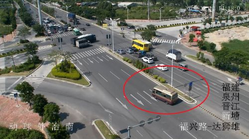 中巴车逆向闯红灯与小车相撞