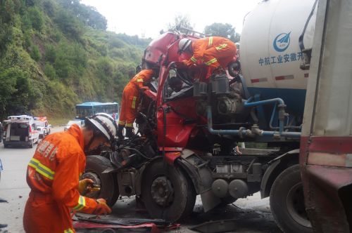 两货车相撞一人被困