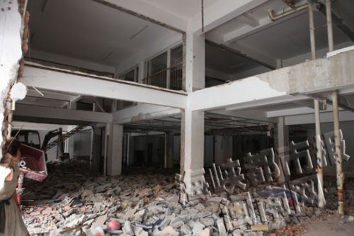 店里大部分地面被挖开