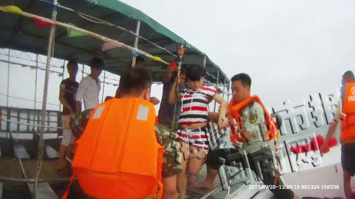 边防官兵将29名遇险游客安全转移上岸（视频截图）