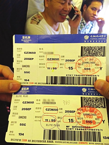 到达机场后,他换了登机牌,坐在经济舱座位号为55c的位置上.