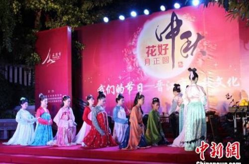 晋江“90后”少女着汉服 行古礼祭月迎中秋