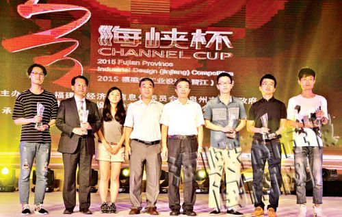 经过激烈角逐，最终有30件作品分获5个组别金、银、铜奖。图为各组金奖获得者合影