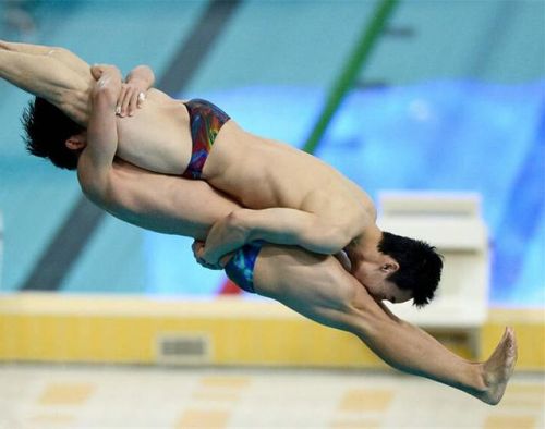 中国队花式跳水男队员玩起