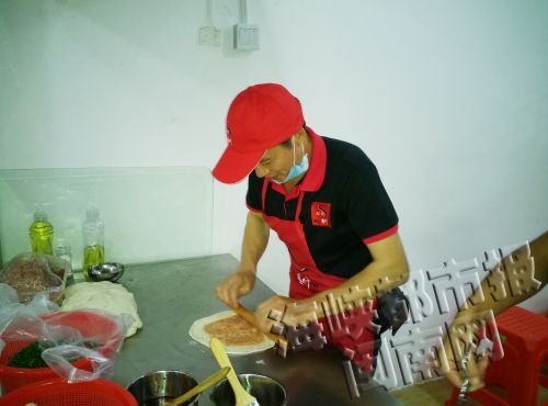 有了馅饼店，江兴高感觉心里有了依靠