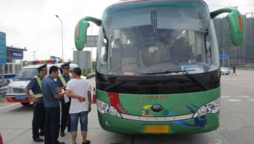 上路檢查&ldquo;兩客一危&rdquo; 保國慶道路運(yùn)輸安全