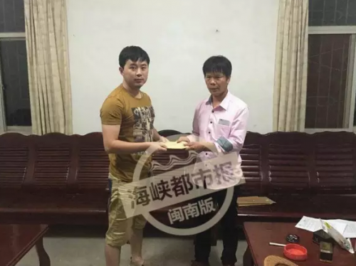 　晋江公安民警（图左）赴江西为赖先生（图右）发还被骗钱款