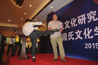 段氏后人段保华的徒弟（右）现场演示&ldquo;一阳指&rdquo;等功夫。