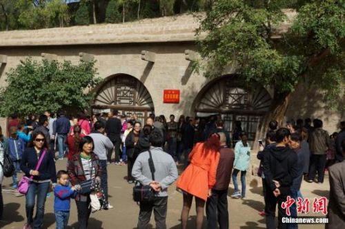 国庆黄金周期间，地处革命圣地的延安迎来客流高峰，人们以阖家自驾游的方式放松心情，欢度假日。10月2日，延安革命纪念馆接待游客约1、8万人次，宝塔山、枣园接待游客近万人次。