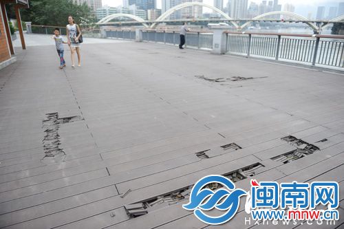 栈道上的木板随处可见破损