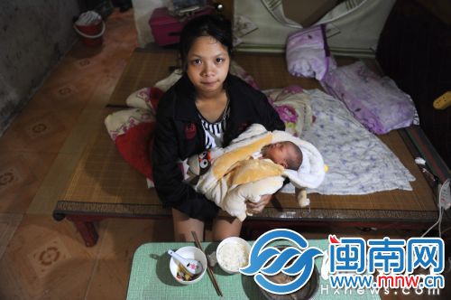 对于男友，小燕不愿多说，提到女儿时才会露出微笑