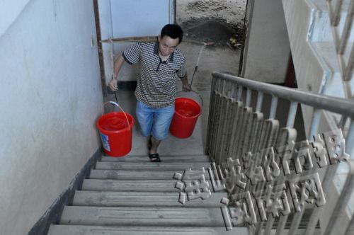 停水以來，李大叔一家每天都要挑水上5樓