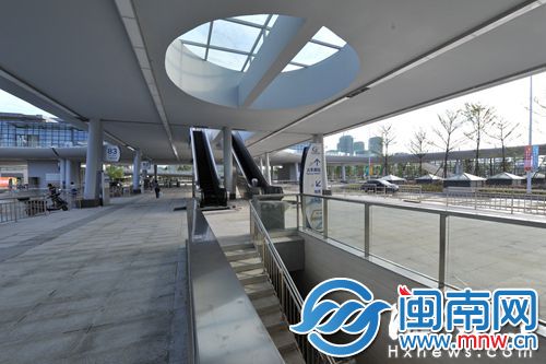 新公交站可乘扶梯至二楼直达进站口，也可走楼梯至地下等的士