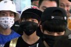 TFboys抵横店录《全民加速中》 粉丝接机挤瘫机场现场组图