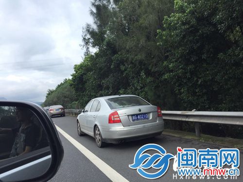 林先生5日在沈海高速罗源段拍到浙G40210占应急车道