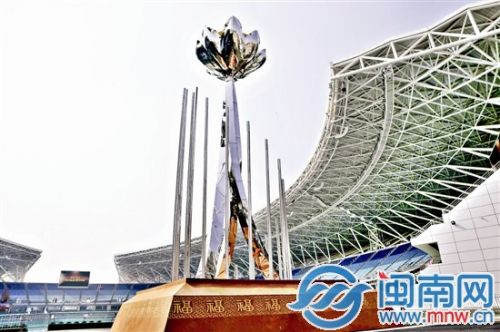 主火炬塔圣火盆是一朵八瓣茉莉花的造型