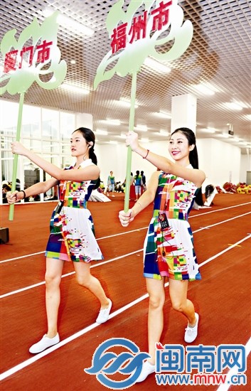 &ldquo;举牌引导员&rdquo;是开幕式上的一道靓丽风景