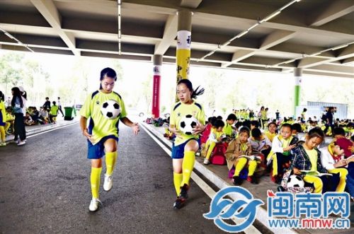 两名参加演出的小女生展示球技