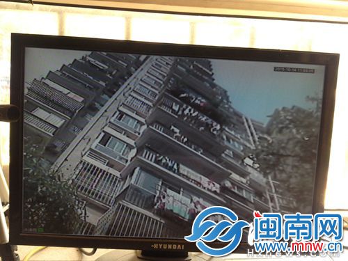 监控画面其中一幅为楼体外立面