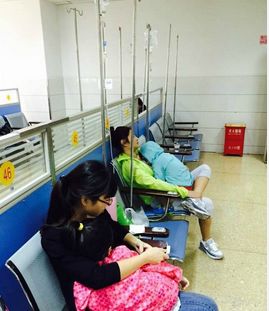 江女士一家在医院治疗。