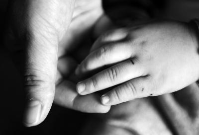 潘女士儿子的左手上有多处伤痕