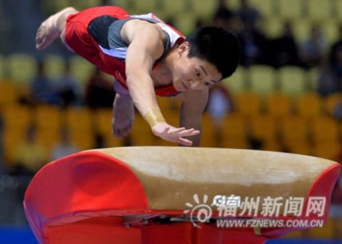 福州队翁浩在跳马比赛中。